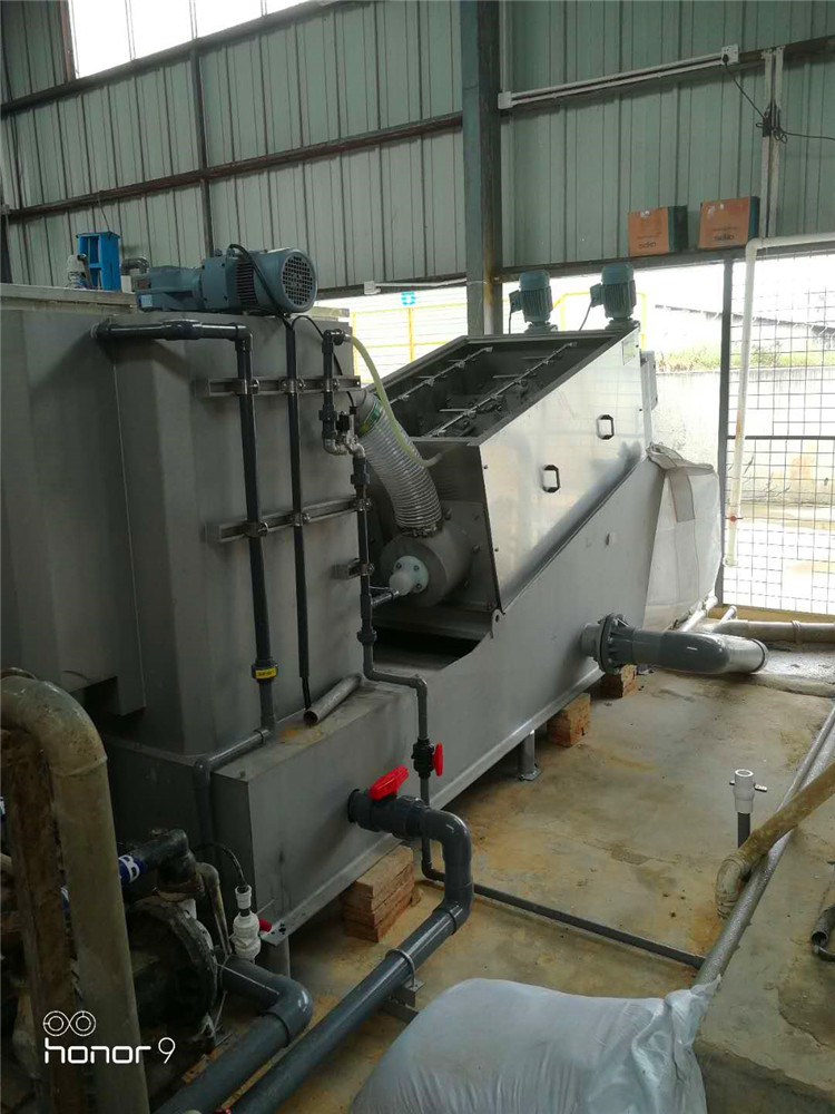 油漆污泥處理,疊螺機(jī)處理噴漆廢水優(yōu)勢(shì)